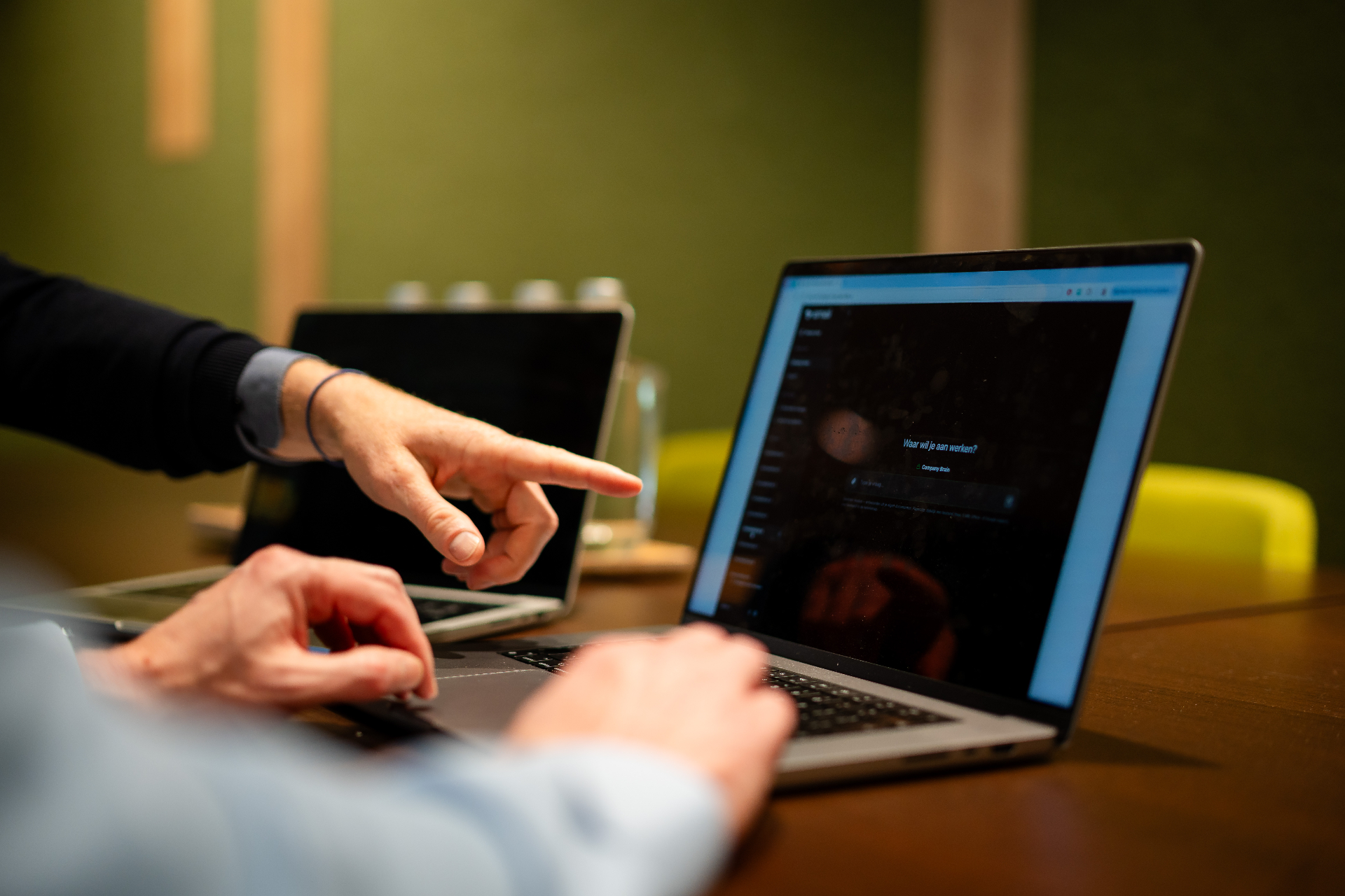 Close-up van de Amaii Company Brain interface met de vraag 'Waar wil je aan werken?'