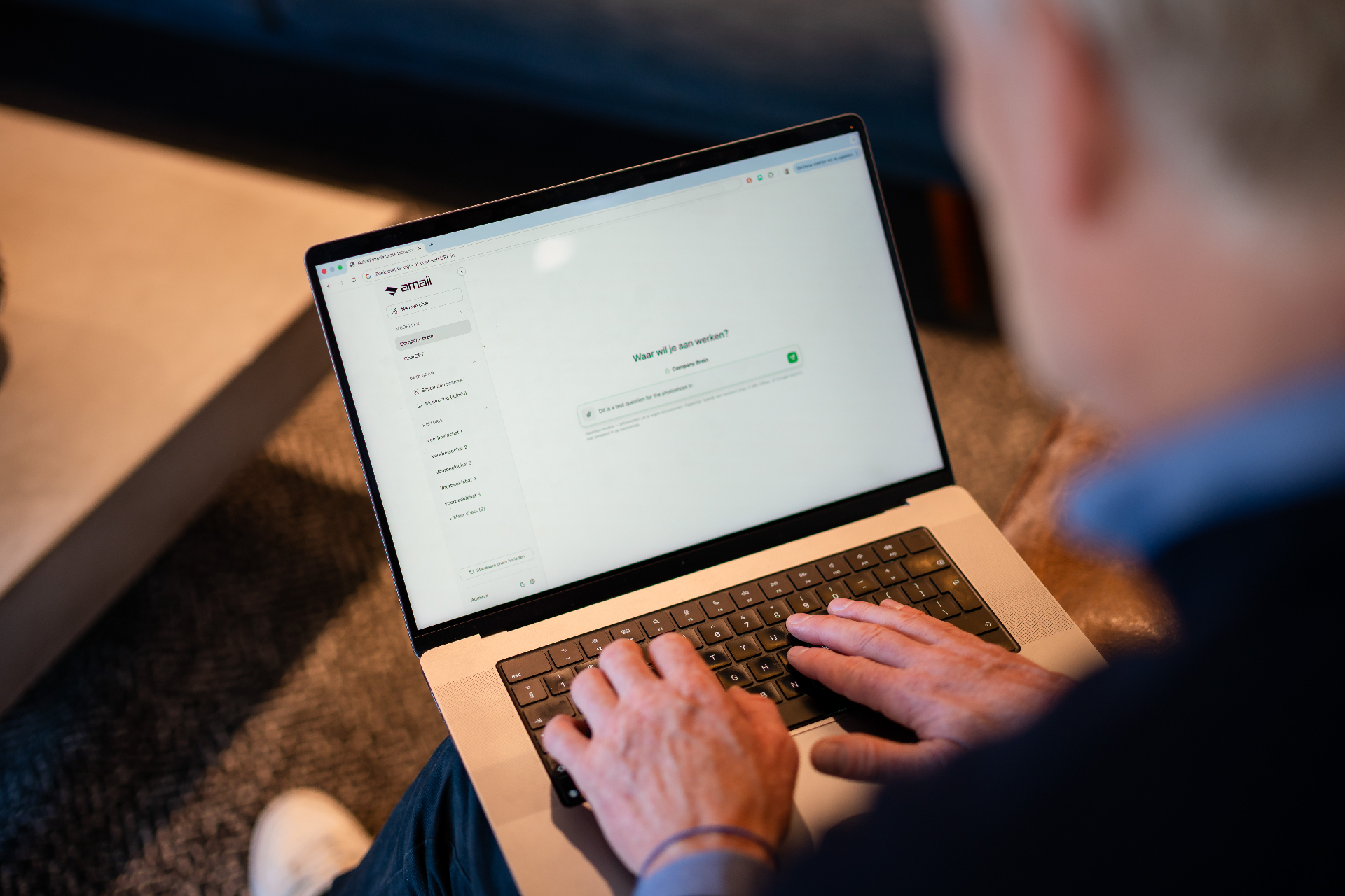 Over-de-schouder beeld van gebruiker met de Amaii interface zichtbaar op het scherm